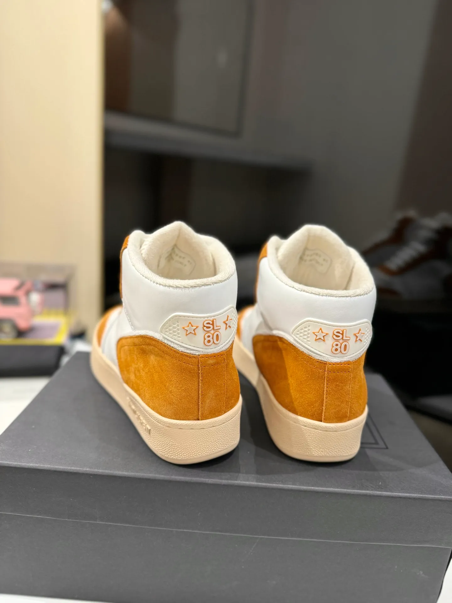 👟👟Ex-factory price 680👟👟 [High version for couples] YSL SAINT LAURENT Yves Saint Laurent SL61, the latest popular casual series in spring and summer...👍👍 Yves Saint Laurent SL61, original purchase, 1:1 replica, fresh blood injection and casual retro design, super good-looking and versatile, the upper is made of cowhide punching and splicing, the upper is super soft , lightweight and comfortable to match with sweatshirts, it is recommended to have one pair in each hand😁 ✅Fabric: Original customized cowhide ➕Punching process ➕Last process ✅Inner lining: Original towel lining ✅Feet: Original customized cowhide ✅Outsole: Original molded two-color bottom ✅Packaging: Original full set of packaging ✅Code number: 35-46 (Female 41.42. Male 38.45.46 Customized, non-returnable)